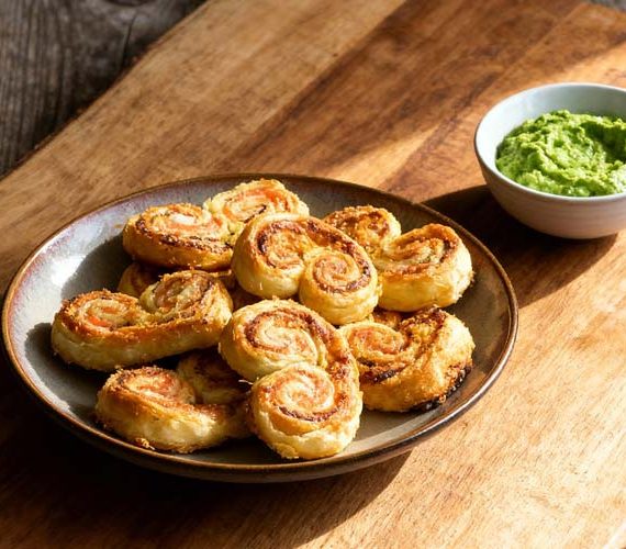 Bladerdeeghapjes met zalm maken